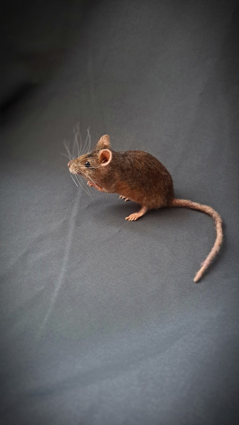 由羊毛製成的逼真的氈制老鼠雕像。禮物 - 花瓶/花器 - 羊毛 咖啡色