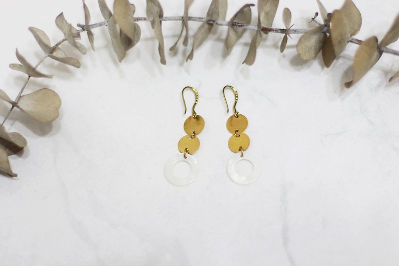 Brass wafer ring white shell earrings - ต่างหู - วัสดุอื่นๆ สีเหลือง
