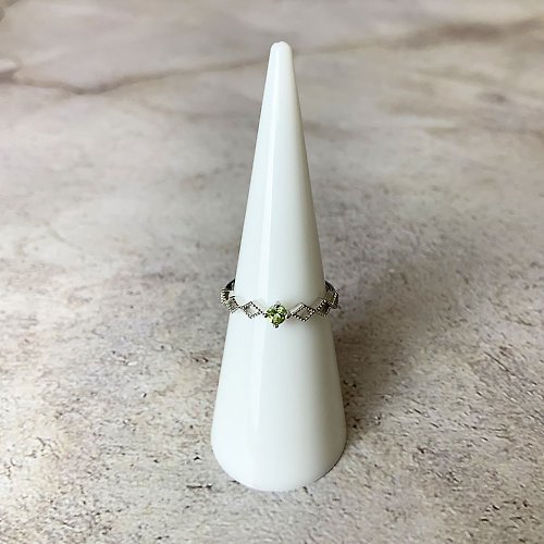 璃珠 RIJU |純銀珠寶| 橄欖石 925純銀鑲嵌寶石四爪圓形菱邊戒指 一物一圖