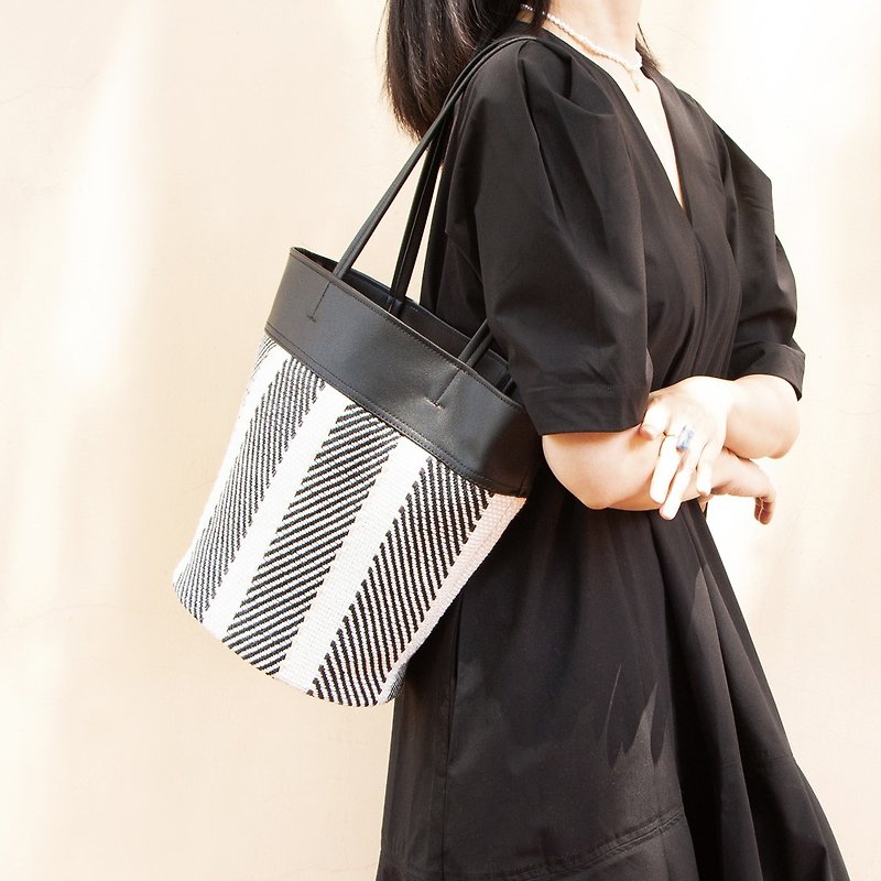 Xia Xinpin woven xPU lightweight bucket-shaped tote bag classic black and white versatile color beam mouth opening and closing - กระเป๋าแมสเซนเจอร์ - หนังเทียม สีดำ