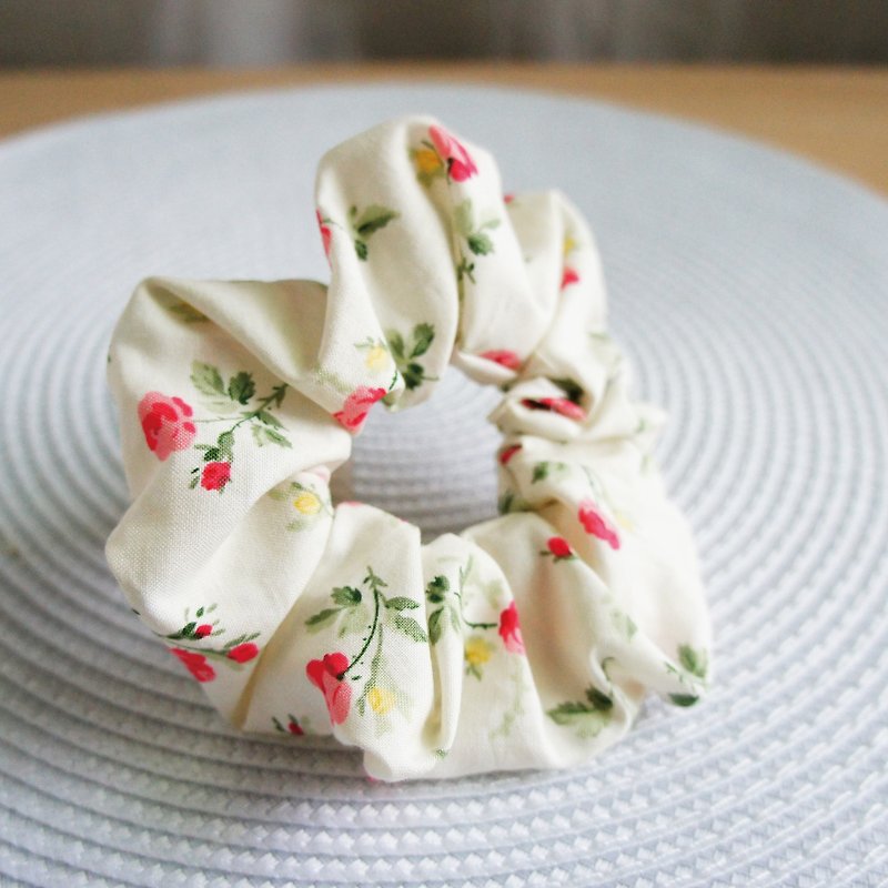 Lovely Japanese cloth [Clean and beautiful little rose hair bundle, white] large intestine ring, doughnut - Hair Accessories - Cotton & Hemp White
