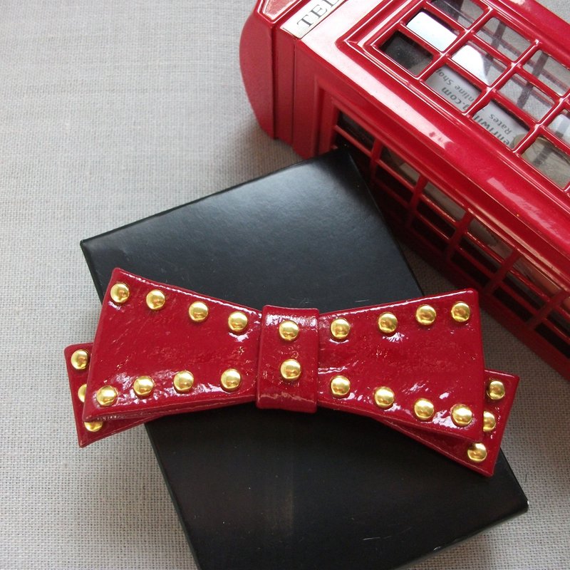 Red bow brooch made of genuine patent leather - 胸針 - 真皮 紅色