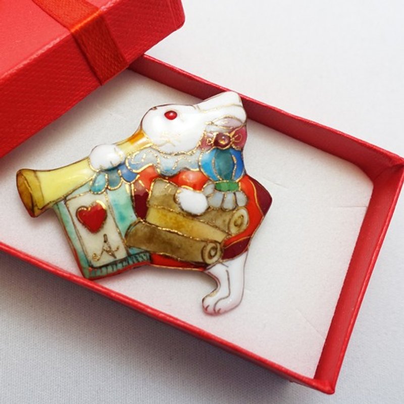 Alice in Wonderland - Rabbit in red clothes playing a trumpet - 2020B cloisonne brooch - เข็มกลัด - โลหะ สีแดง