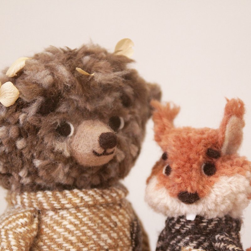 Two hands with two hands! Wool felt handmade squirrel and bear love sleepy spot - Stuffed Dolls & Figurines - Wool Brown