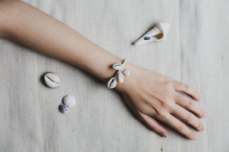 Tidal | Moonstone Shell Wax Rope Braided Bracelet - สร้อยข้อมือ - เปลือกหอย ขาว