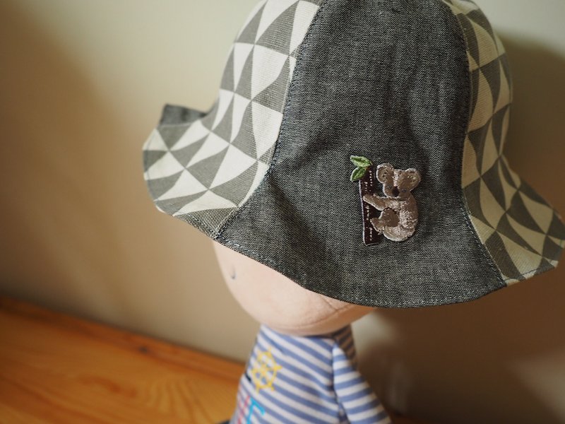 手作雙面北歐風灰色樹熊刺繡/ 灰色白雲圖案嬰兒小孩帽子 - 帽子 - 棉．麻 灰色