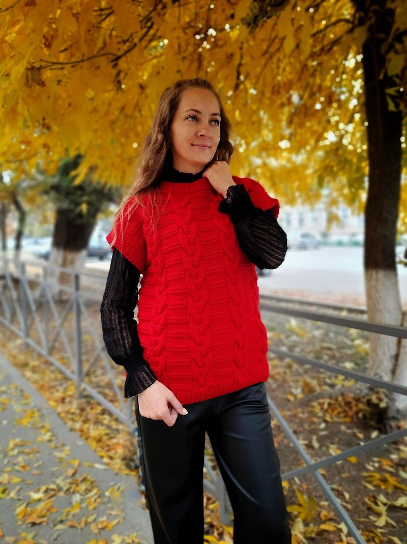 Handmade chunky knitted red sweater vest 2024 trend, knitted women sweater - เสื้อกั๊กผู้หญิง - ขนแกะ สีแดง