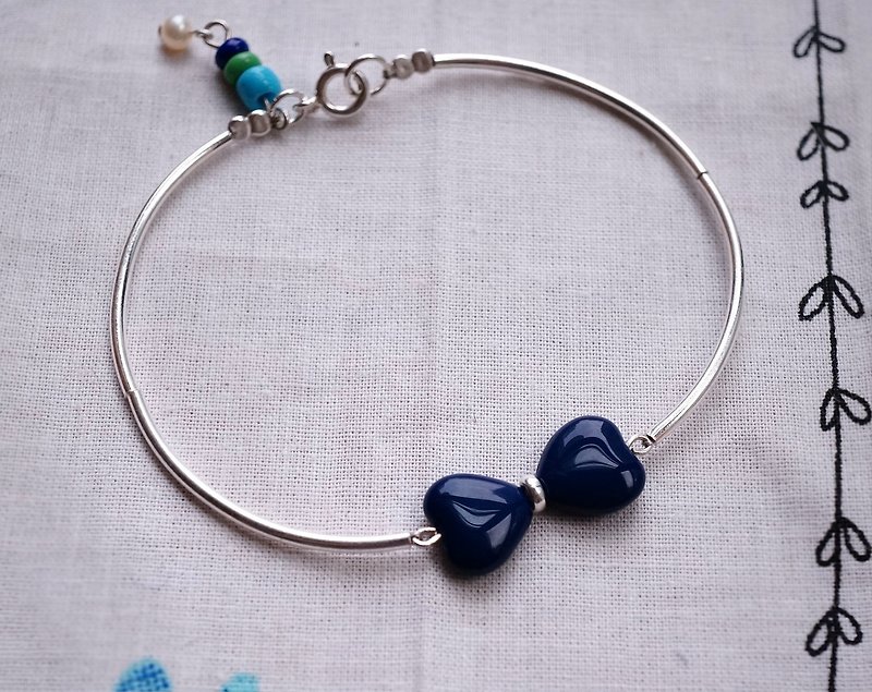 ◆hippie◆ Snoopy│ Funny Navy Blue Glass Bow Pendant Sterling Silver Bangle - Bracelets - Other Metals Blue