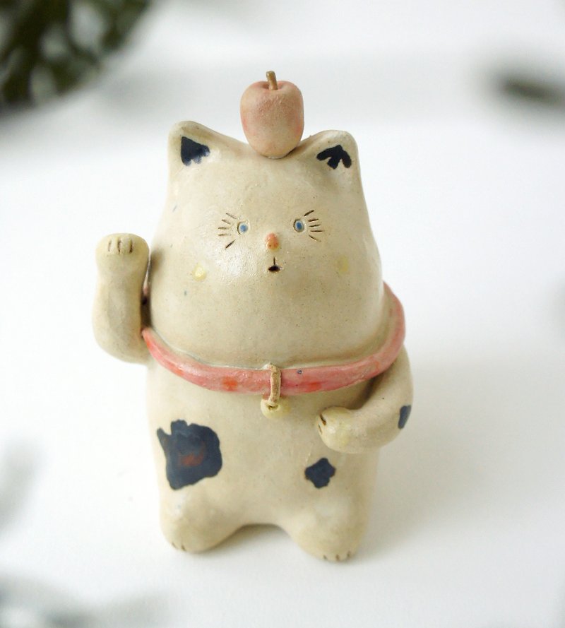 Hand-feeling pottery / colorful spotted lucky cat - ของวางตกแต่ง - ดินเผา ขาว