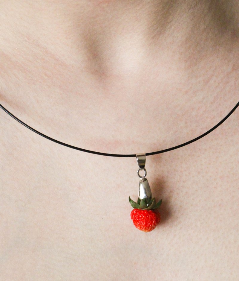 Pendant with strawberries Berry pendant Gift for a vegan Unusual gift - สร้อยคอ - ดินเหนียว สีแดง