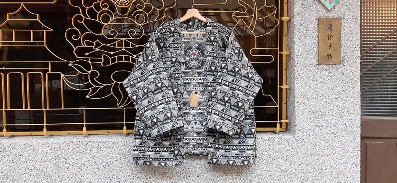 AMIN'S SHINY WORLD Grayscale Eye of Horus all-over jacquard KIMONO - เสื้อโค้ทผู้ชาย - ผ้าฝ้าย/ผ้าลินิน สีดำ