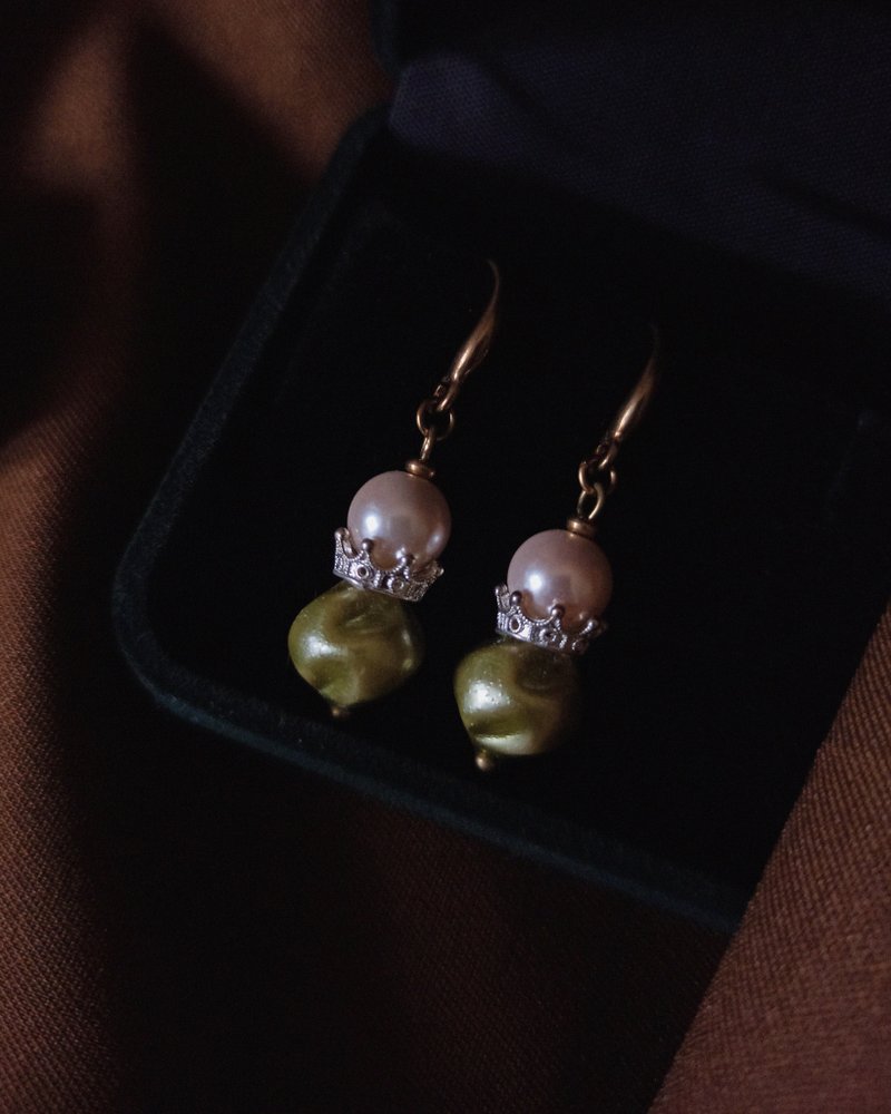 Green Fruit Pearl Short Earrings-Crown Green - ต่างหู - ทองแดงทองเหลือง สีเขียว