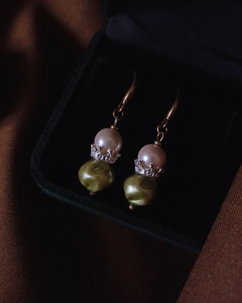 liang hua.studio 良花印象 綠果珍珠短耳環 - 皇冠綠