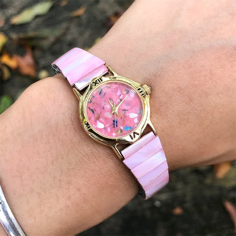 【Lost And Find】Pink colored Natural Mother of pearl watch - นาฬิกาผู้หญิง - เครื่องเพชรพลอย สึชมพู
