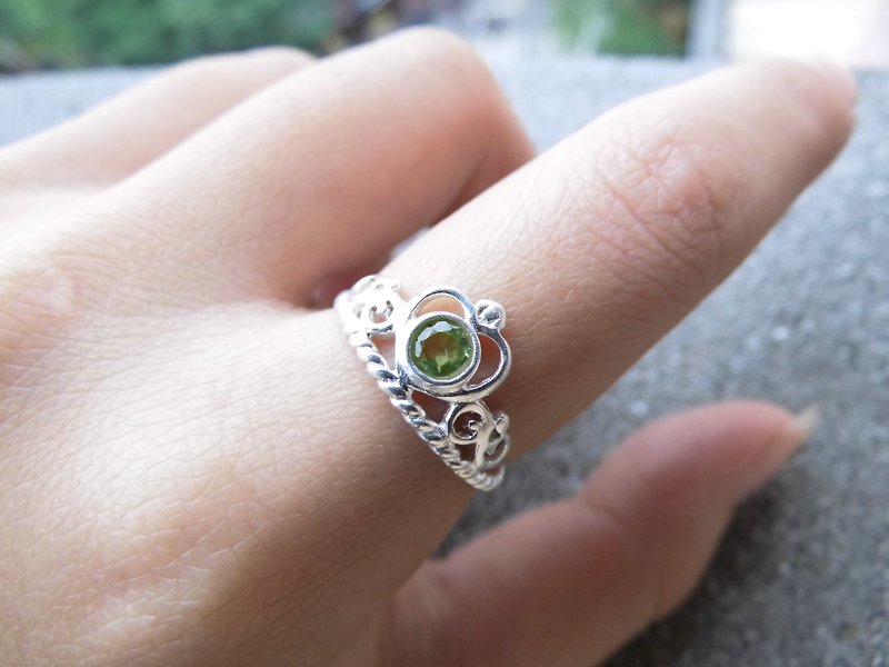 Peridot 925 sterling silver crown ring to live in Nepal handmade mosaic making birthday gift Valentine's Day gift - General Rings - Gemstone Green