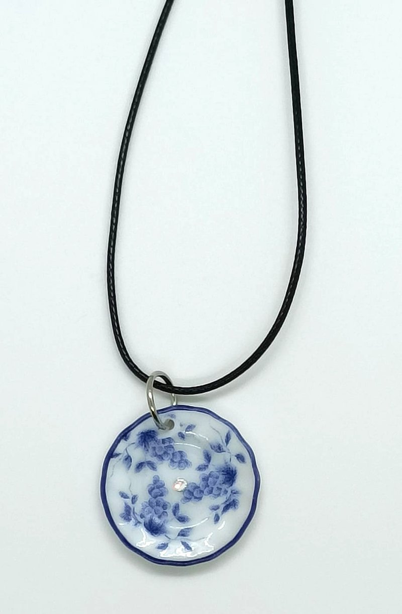 Nostalgic ceramic tableware and jewelry series-blue and white porcelain dish necklace - สร้อยคอ - ดินเผา สีน้ำเงิน