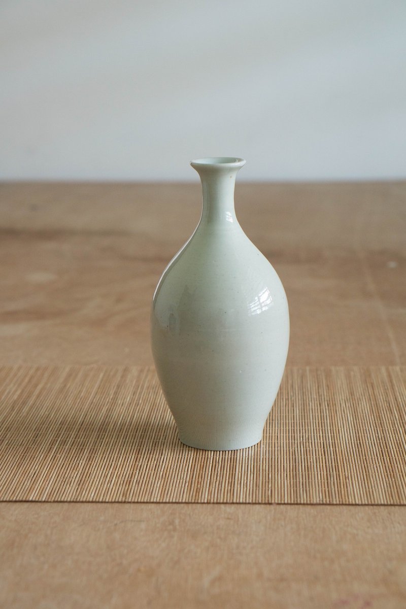 White porcelain vase - เซรามิก - เครื่องลายคราม ขาว