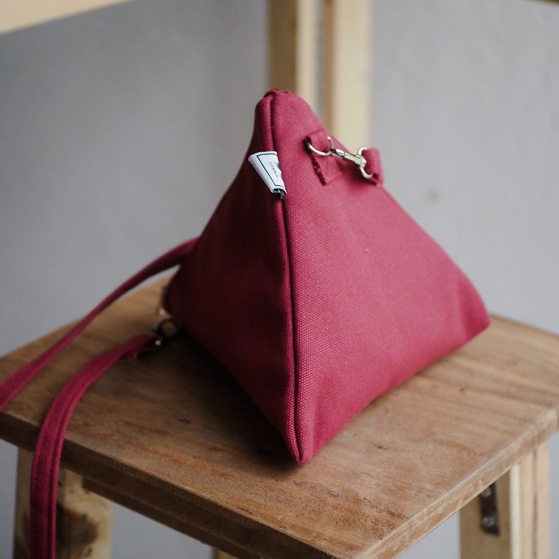 MAROON RED TRIANGLE - กระเป๋าเป้สะพายหลัง - ผ้าฝ้าย/ผ้าลินิน สีแดง