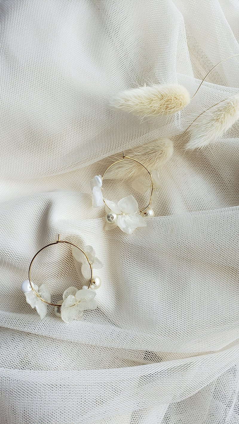 硬質プラスチック製ニンフォAGFCフル立体本物の花作りウェディングホワイトアジサイピアス - ピアス・イヤリング - 寄せ植え・花 ホワイト