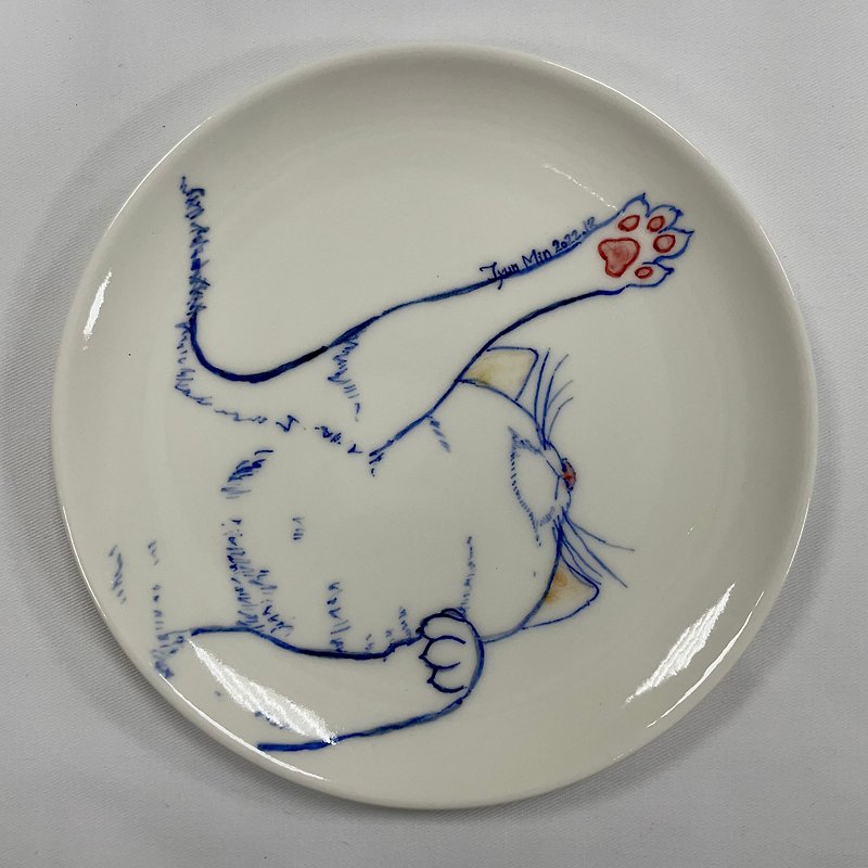 【陶佐陶 TAOZOTAO】Hand-painted (7-inch) Porcelain Plate - cat holding out palm - จานและถาด - เครื่องลายคราม ขาว