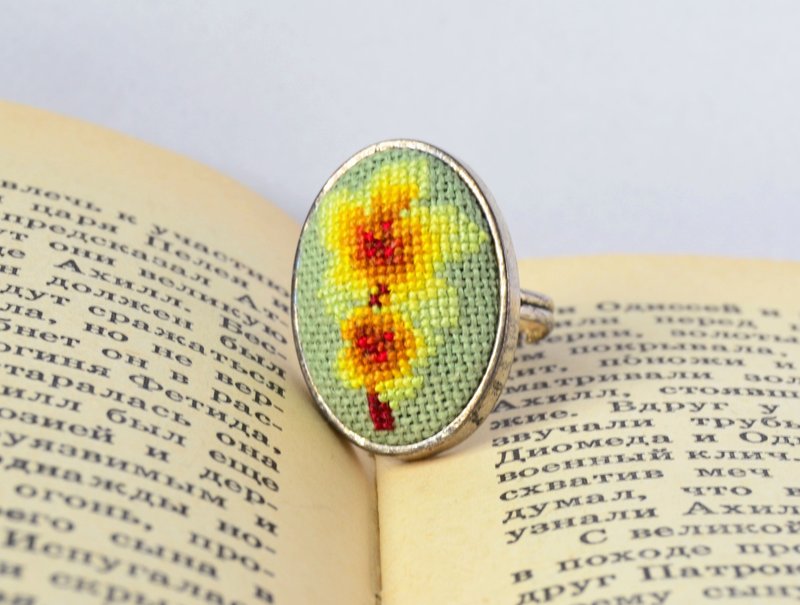 黃花刺繡戒指十字繡花卉飾品手工製作的大自然禮物送給女朋友 - 戒指 - 繡線 黃色