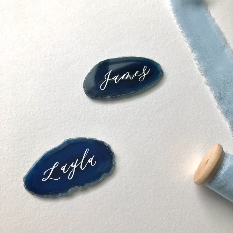 【客製化】手寫英文書法 瑪瑙石婚禮座位牌/婚禮小物 玄手寫｜Shan Lettering｜其他人氣榜 - Pinkoi