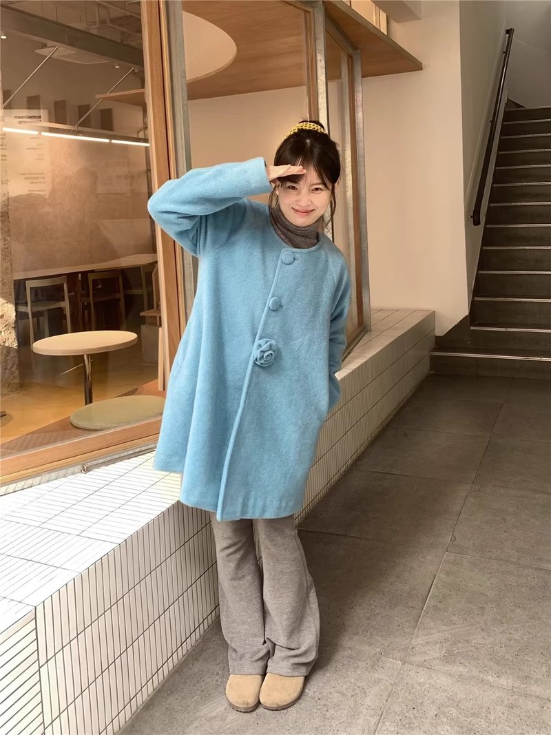 Handmade flower niche blue A-line coat suit round neck mid-length wool top coat autumn and winter - เสื้อผู้หญิง - เส้นใยสังเคราะห์ สีน้ำเงิน