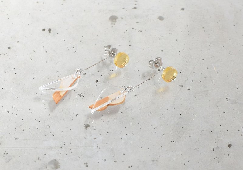 Small hane earrings / GOLD × WHITE - Earrings & Clip-ons - Wood White