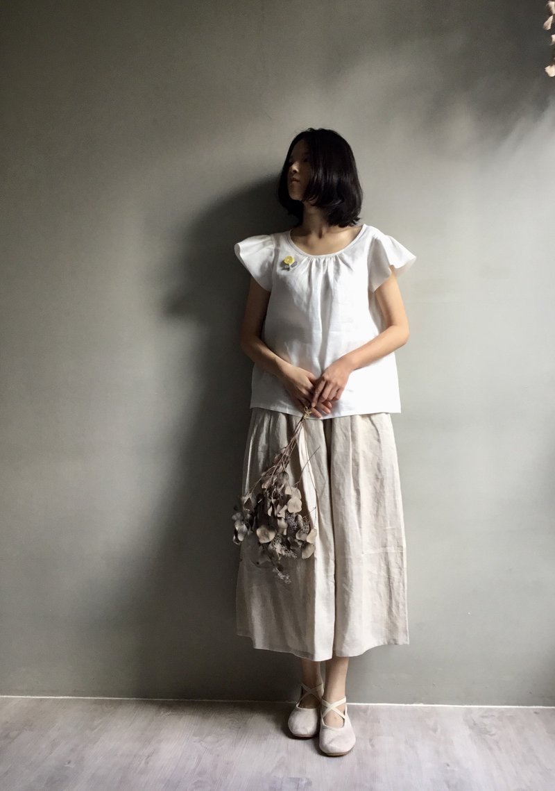 Customized with new off-white linen/white rose/off-white linen thin pleated round neck small flying sleeve top 100% Linen - Women's Tops - Cotton & Hemp White