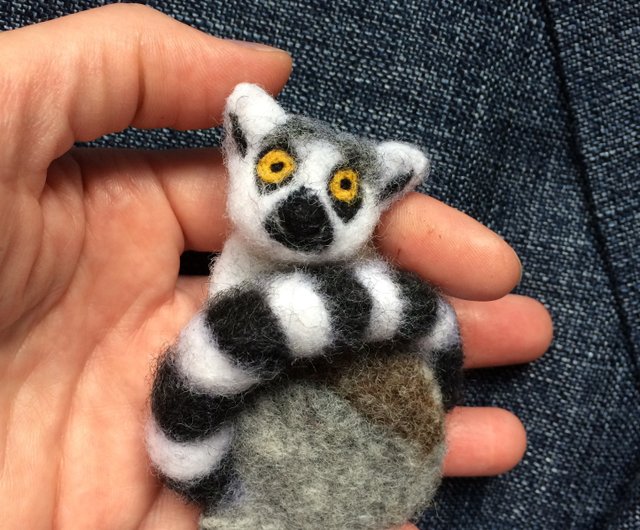 女性のための針フェルトキツネザル動物ブローチかわいいウール動物レプリカピン - ショップ Feltedclouds ブローチ - Pinkoi