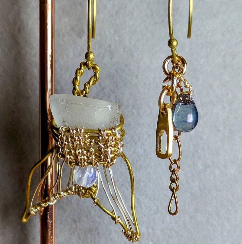 【Guardian】Hand-woven metal wire sea waste glass fishtail ear hook / dark blue water drop Bronze beads brass ear hook - ต่างหู - วัสดุอื่นๆ สีทอง