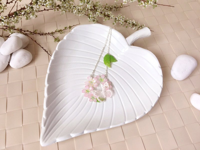 *Haku‧Neko* [桜花限定系列] 蝶戀花手繪粉櫻花白紋蝴蝶花環葉子頸鏈 項鍊 - 頸鏈 - 壓克力 粉紅色