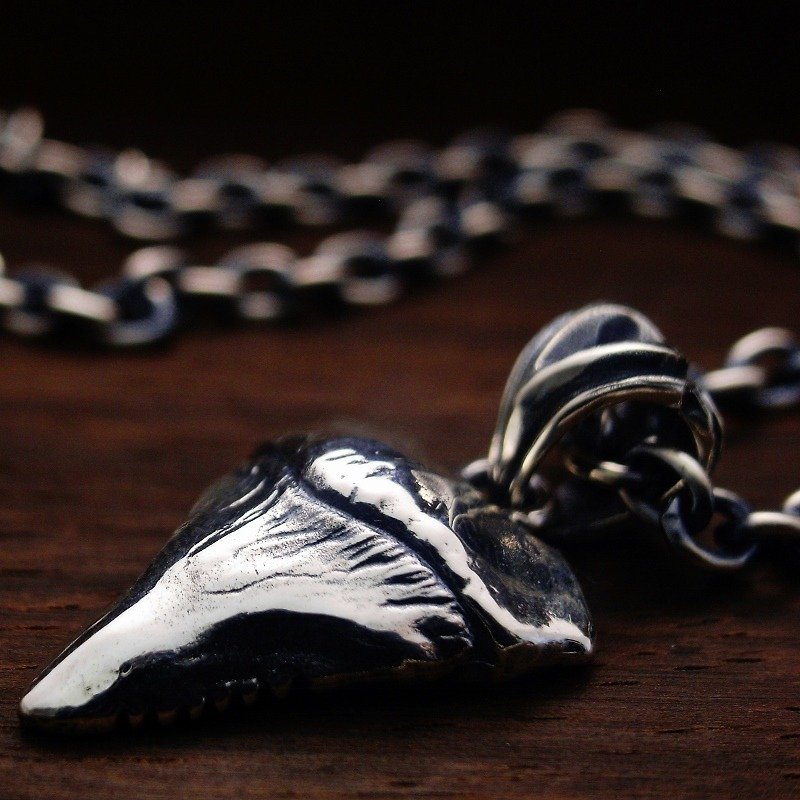 TANIWHA TOOTH PENDANT Shark tooth Silver pendant [BASARA] - สร้อยคอ - โลหะ สีเทา