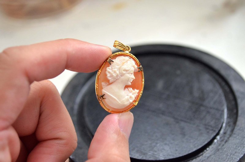 Japanese vintage lady orange handmade shell embossed pendant high-end second-hand medieval jewelry vintage