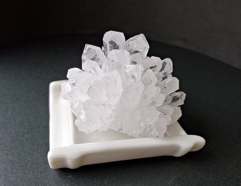 超自然な白い水晶クラスターを持つアートセラミックベース - その他 - 宝石 ホワイト