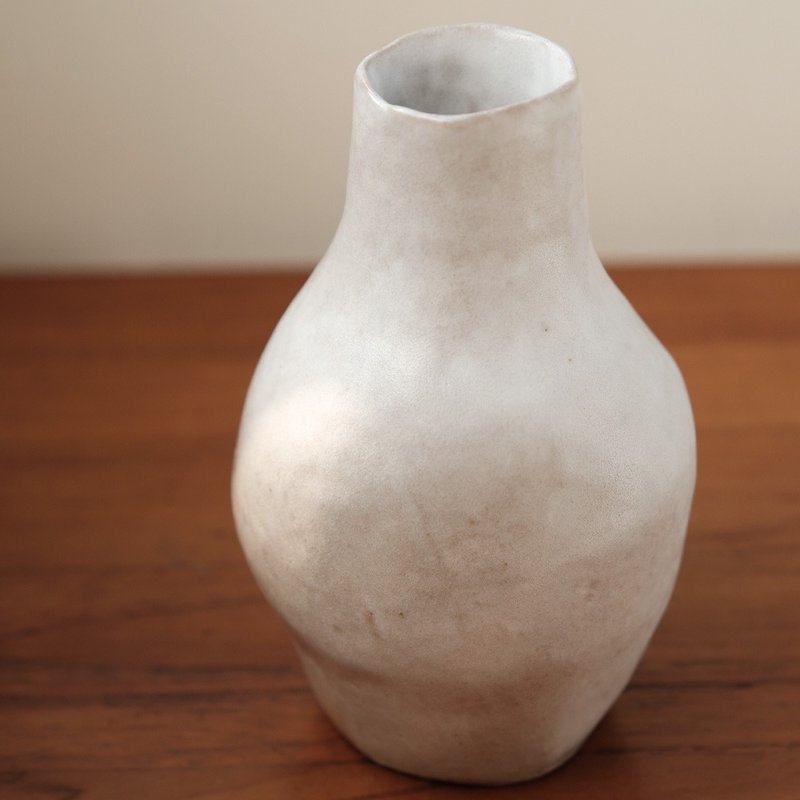 【Chiao】 Hand-made flower vase - Pottery & Ceramics - Pottery White