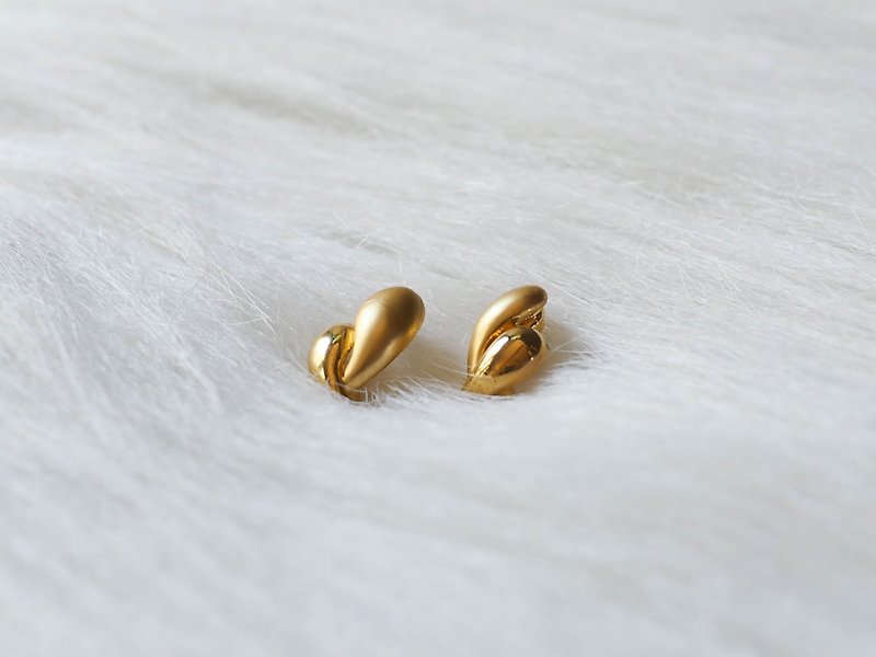 Heshui Mountain - love heart micro temperament girl antique jewelry light jewelry ear pin jewelry earrings - Earrings & Clip-ons - Other Metals Gold