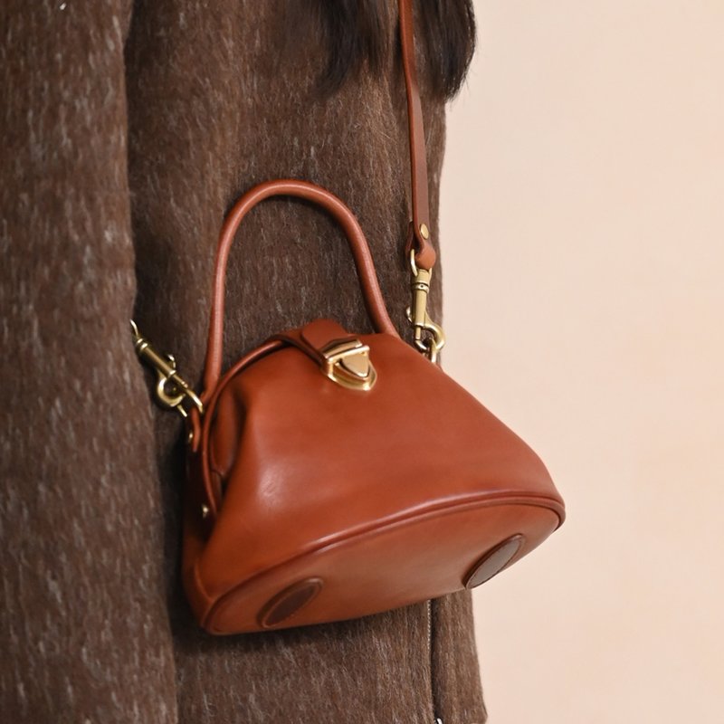 Retro shell-shaped portable briefcase with side carry-brown - กระเป๋าแมสเซนเจอร์ - หนังแท้ สีนำ้ตาล