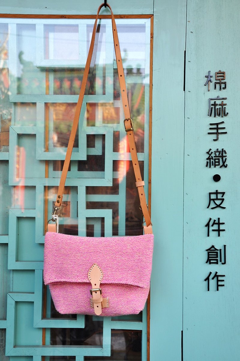 Strawberry Milk Processed - Cotton twine hand-crocheted diagonal backpack - กระเป๋าแมสเซนเจอร์ - ผ้าฝ้าย/ผ้าลินิน สึชมพู