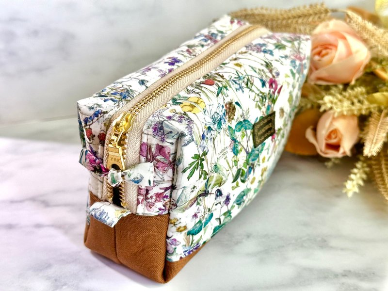 Toast cosmetic bag British fabric liberty literary forest style handmade bag floral tana cotton - กระเป๋าเครื่องสำอาง - ผ้าฝ้าย/ผ้าลินิน หลากหลายสี