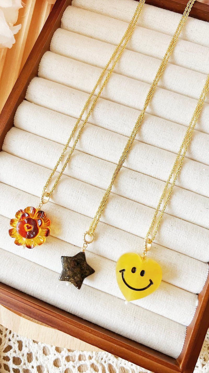 【夏戀輕珠寶】小資款 蜜蠟項鍊 太陽花 星星 愛心笑臉 - 項鍊 - 水晶 黃色