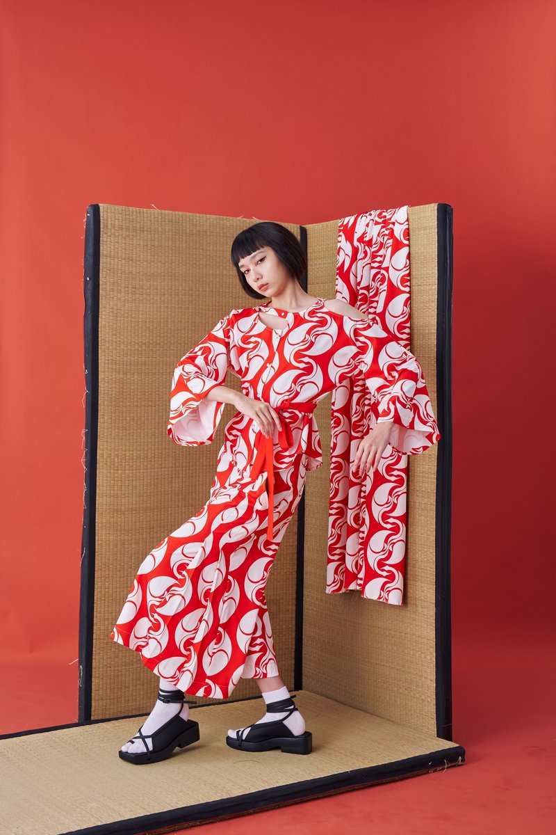 Deconstructed Japanese Kimono-inspired Wide Sleeve Tie Shirt (Red printing) - เสื้อเชิ้ตผู้หญิง - ผ้าฝ้าย/ผ้าลินิน สีแดง