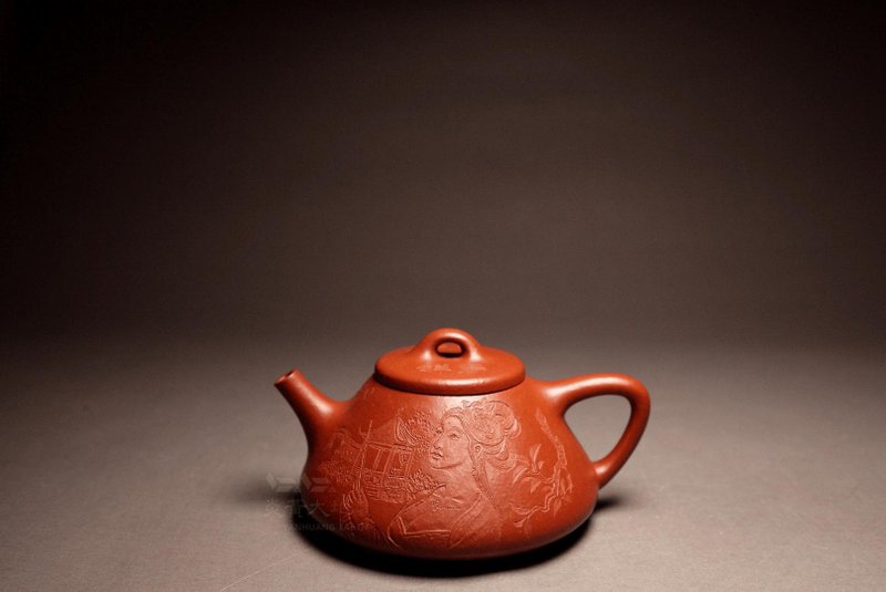 [Diao Chan worships the moon] Master Cheng Gang pottery carved Huanglong Mountain Zhuni Dahongpao 220cc - Teapots & Teacups - Pottery Red