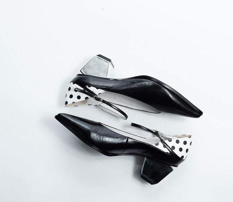 U mouth hit color pointed thick heel black - รองเท้าส้นสูง - หนังแท้ สีดำ