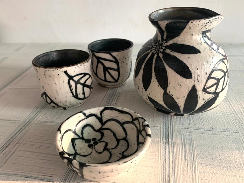 陽刻系列-花卉白陶酒壺杯4件組_陶製容器 - 酒杯/酒器 - 陶 白色