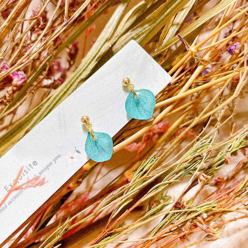 Preserved flower earrings/blue hydrangea - Earrings & Clip-ons - Plants & Flowers Blue