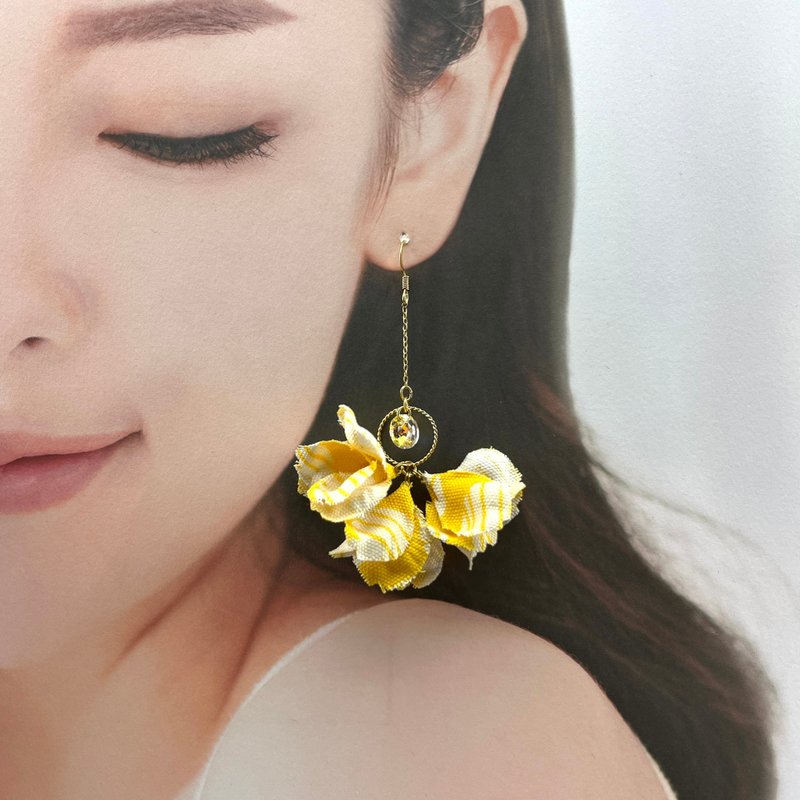 Sunlit | Crystal Yellow Three-Flower Long Chain Earrings - ต่างหู - ผ้าฝ้าย/ผ้าลินิน สีเหลือง