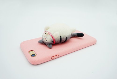 Linalcrafts 羊毛氈虎斑貓趴在手機殼上 超質感灰色虎紋貓咪手機殼 生日禮物