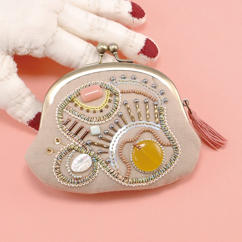 A wide opening tiny purse, coin purse, pill case, gorgeous beige pouch, No,13 - กระเป๋าเครื่องสำอาง - พลาสติก สีกากี
