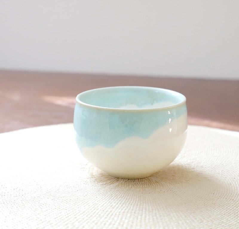 流れる水色のお湯のみ - 碗 - 陶 藍色